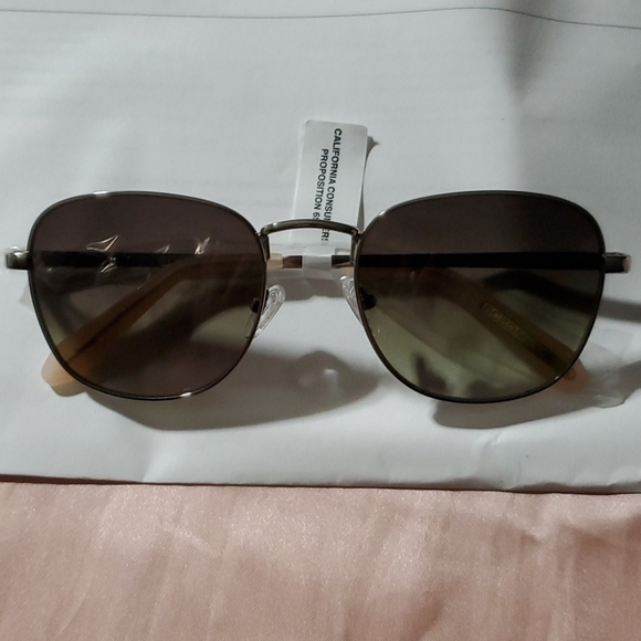 🎉HOST PICK🎉 BCBG Sunglasses - Picture 2 of 5